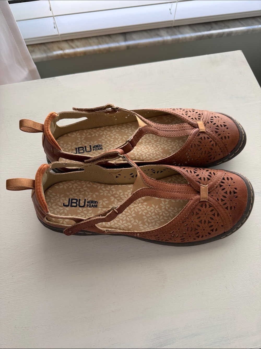 Women’s Size10 Adjustable Shoes.  Brown.  JBU - Picture 2 of 5